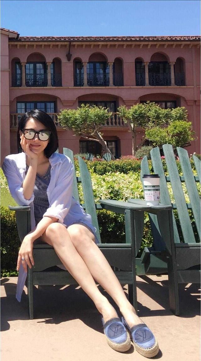 许晴又在国外度假,穿白衬衫配短裤秀少女身材,波波头甜美减龄