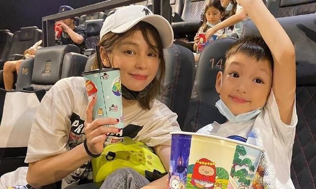 两年前交代好后事,45岁徐若瑄曝近照,带帅气儿子看电影状态佳