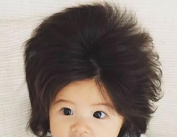 岁宝宝"发量"引关注路人围观后纷纷拍照网友:这发量我都酸了