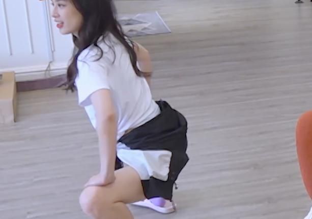 黄圣依早晨教吴昕压大腿,看到她的示范动作,原谅我笑到肚子抽筋