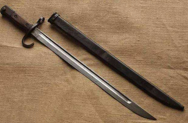 日军三八式步枪上的刺刀钩子有何用不是装饰品关键时刻能救命