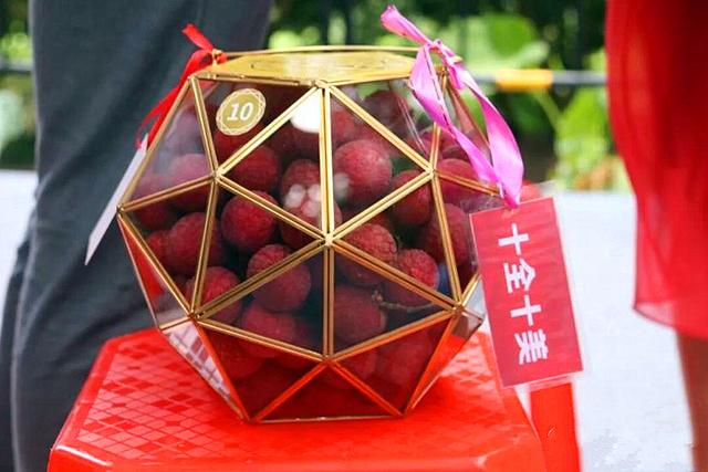 这次成功拍卖出20万元的天价荔枝,就产自这棵荔枝皇古树,大概是一袋子