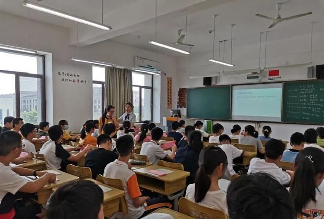 绍兴一中2020级新生报到第一天:顺利进入班级,又有新同学啦!