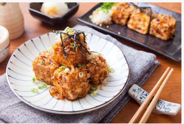 在家也能轻松做出日式料理店必点的日式炸豆腐,搭配生萝卜泥和柴鱼