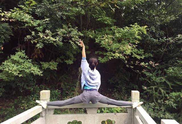 金晨劈叉有多厉害?不愧是学舞蹈的,这一字马太标准了