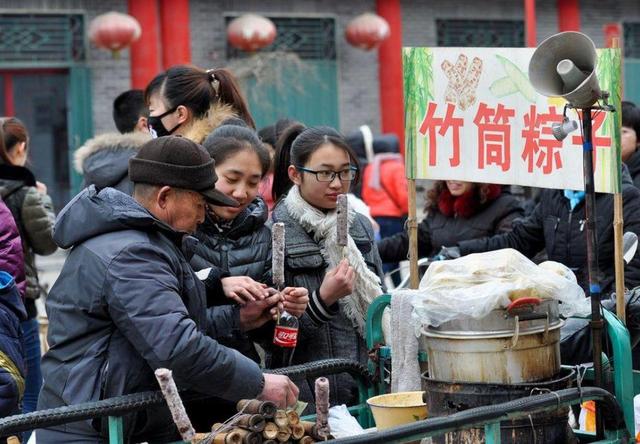 不会包粽子的可以试试做竹筒粽子,好吃好玩又好做,学会可以摆摊