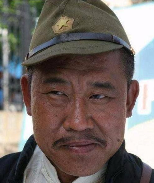 他是娱乐圈中著名丑星,因长得丑找工作被轰出去,娶的妻子是美人