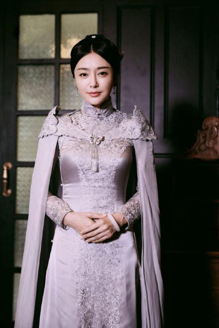 民初奇人传收官秦岚上演了一出华丽旗袍秀这身材我爱了