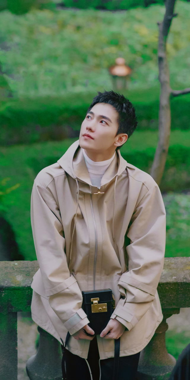 杨洋《元气满满的哥哥》饭拍咩咩这墨镜一戴,真的是帅上加帅啊