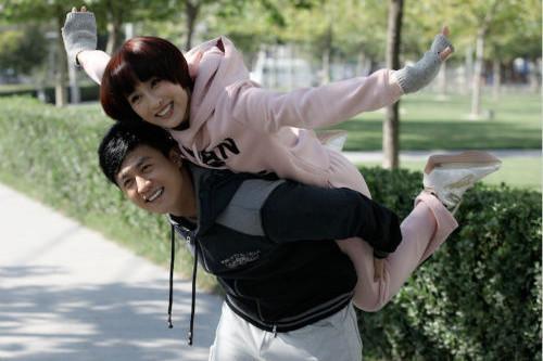 李小璐闺蜜马苏恋情曝光两人逛街举止亲密男方大肚腩显油腻