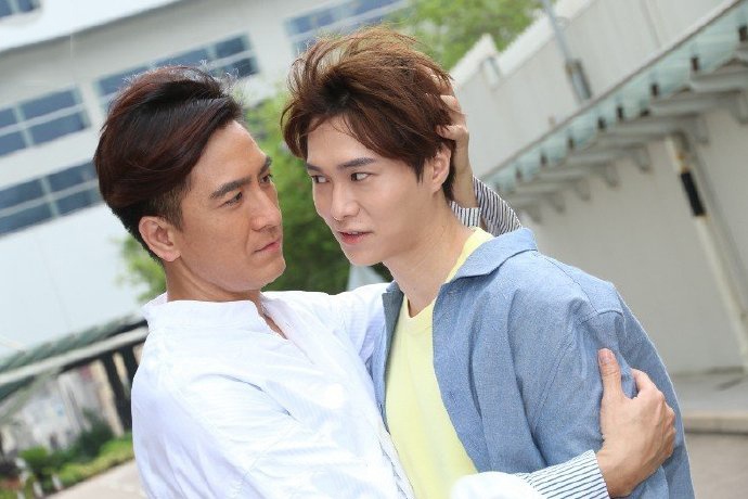 2017年因为《降魔的》石敢当一角,胡鸿钧知名度大涨,主打歌《到此一游