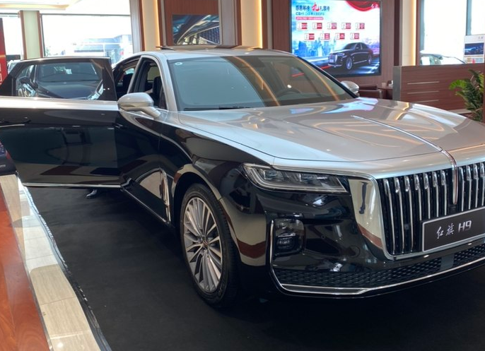 全新红旗h9到店,拼接色车身很大方,上市时间或推迟,配2.0t