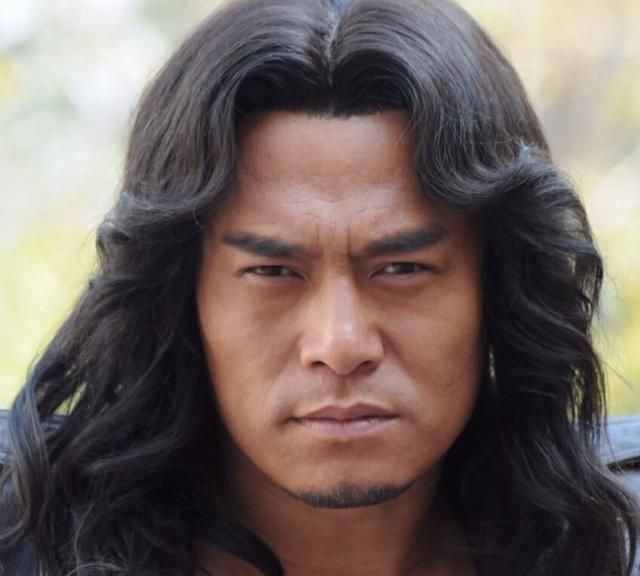 "欧阳锋"成名后不忘初心,回农村掰玉米,父亲曾卖血供其上学!