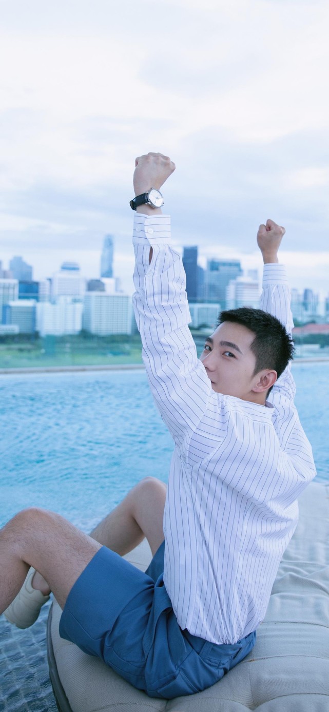 杨洋《元气满满的哥哥》饭拍咩咩这墨镜一戴,真的是帅上加帅啊