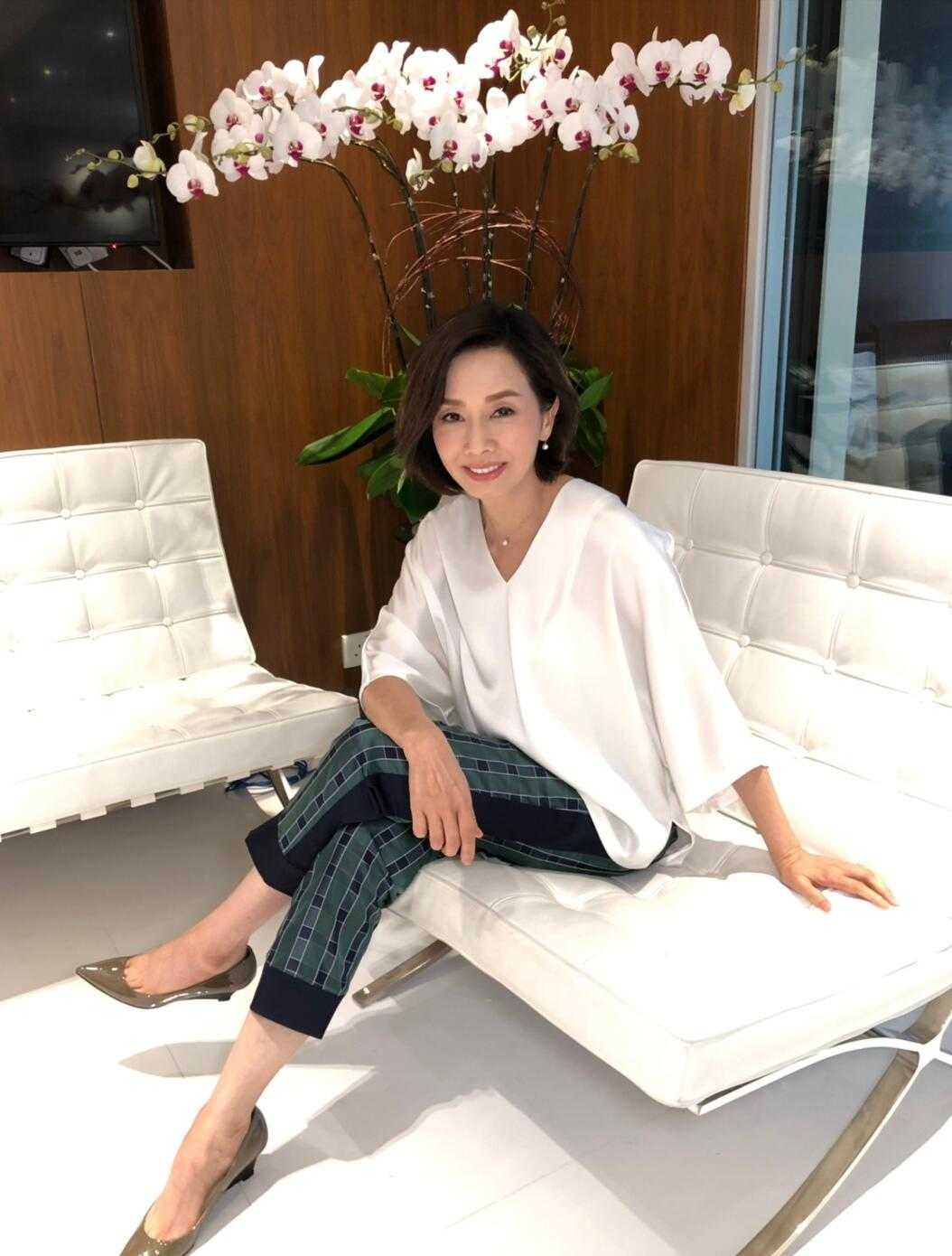 60岁毛舜筠风采依旧!穿波点西服套装干练利落,优雅高贵太有气质