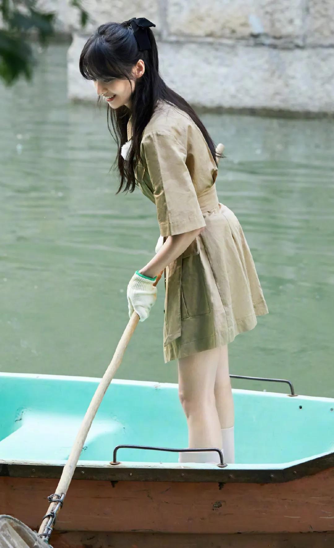 郑爽乘船干活却非要拿风衣搭短裤,镜头扫到腿那刻,粉丝坐不住了