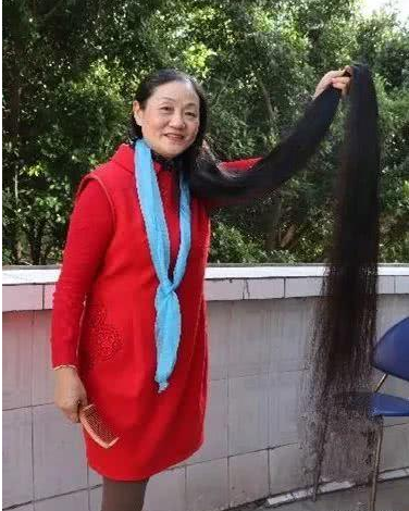 24米长发程嬢嬢蓄发26年年过六旬乌黑浓密大开眼界