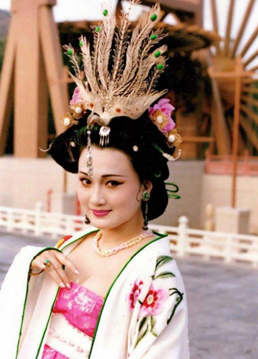 55岁最美"杨贵妃"林芳兵,气质优雅女人味十足,像18岁少女