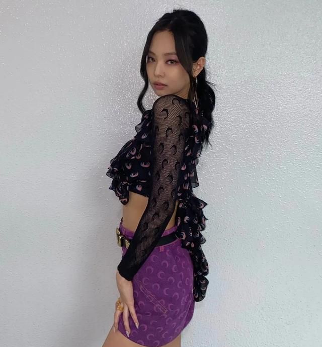 jennie新造型太惹火,穿黑色辣妹裙大秀性感,小野猫风太惊艳