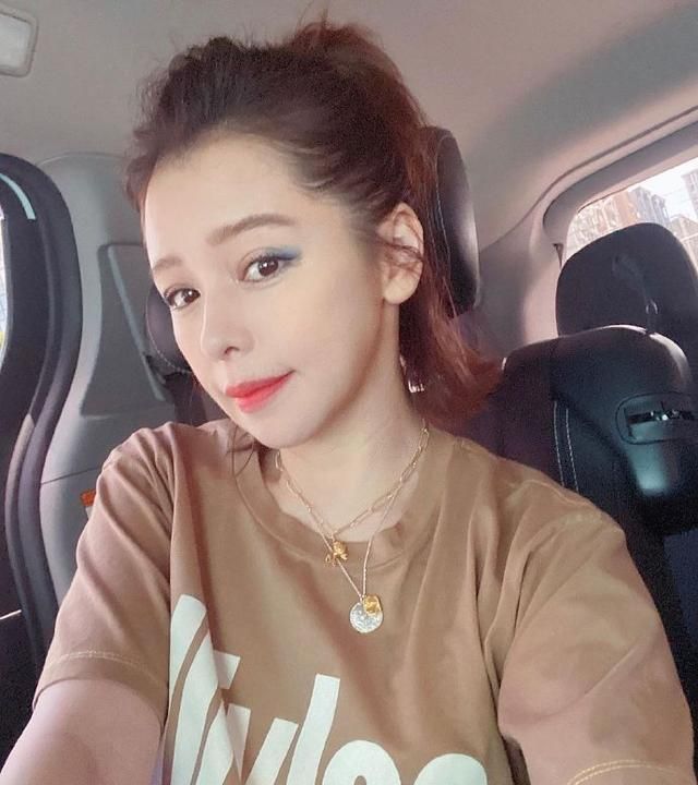 两年前交代好后事,45岁徐若瑄曝近照,带帅气儿子看电影状态佳