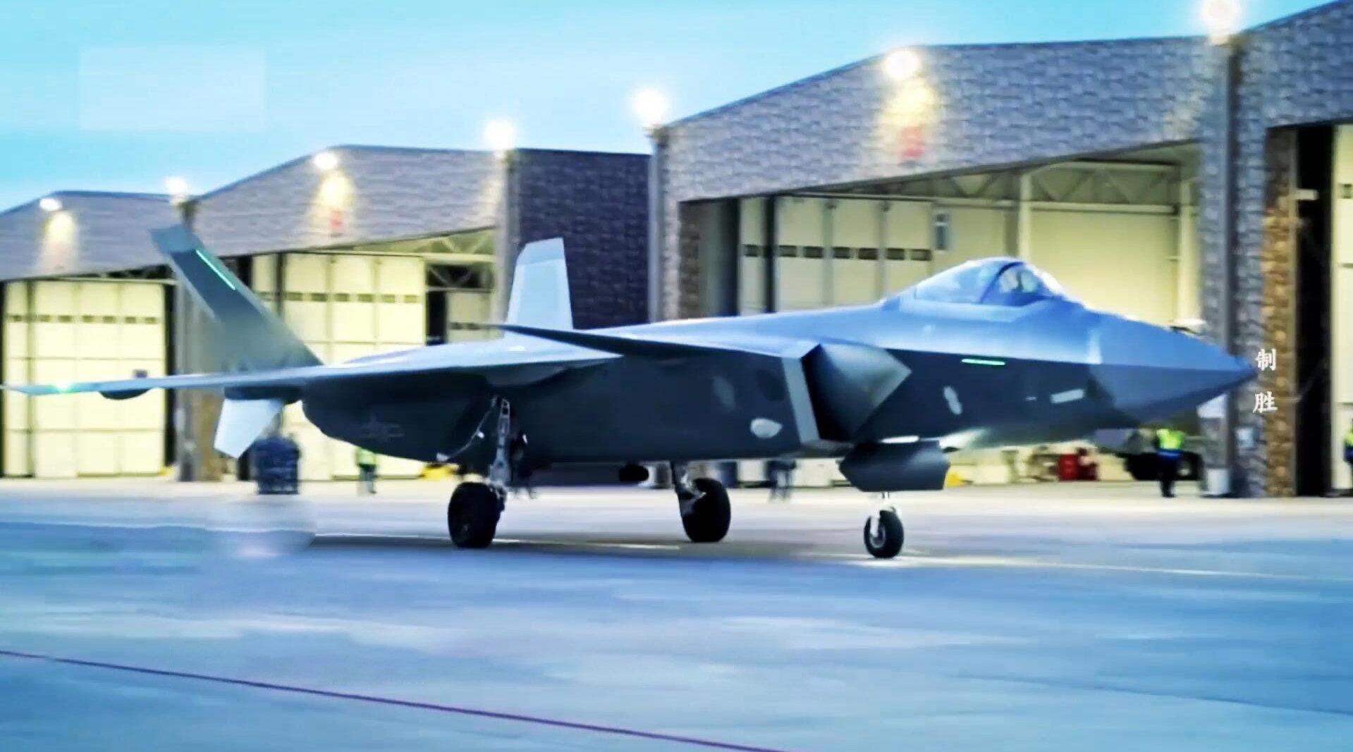 新中国70周年阅兵,歼击机梯队歼-20战机飞行员