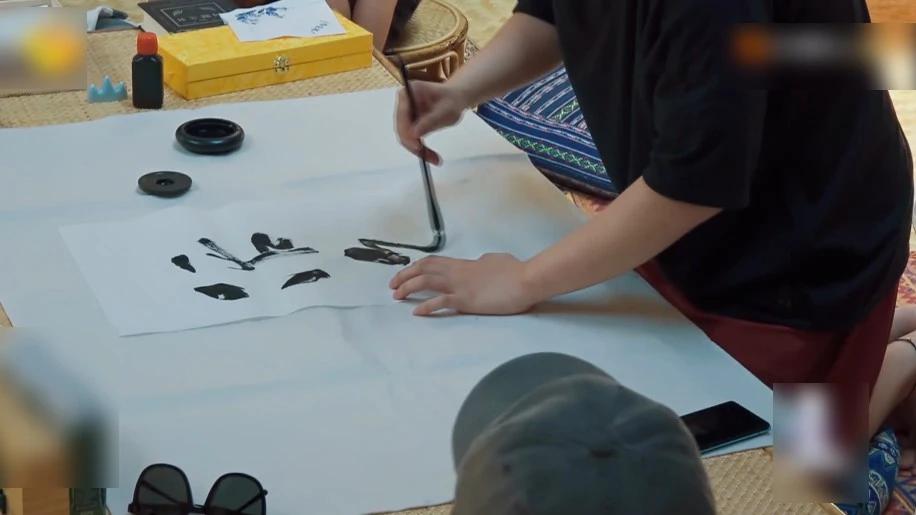 海涛送的礼物竟然是几幅毛笔字,大众的印象中杜海涛,一直都是《快乐
