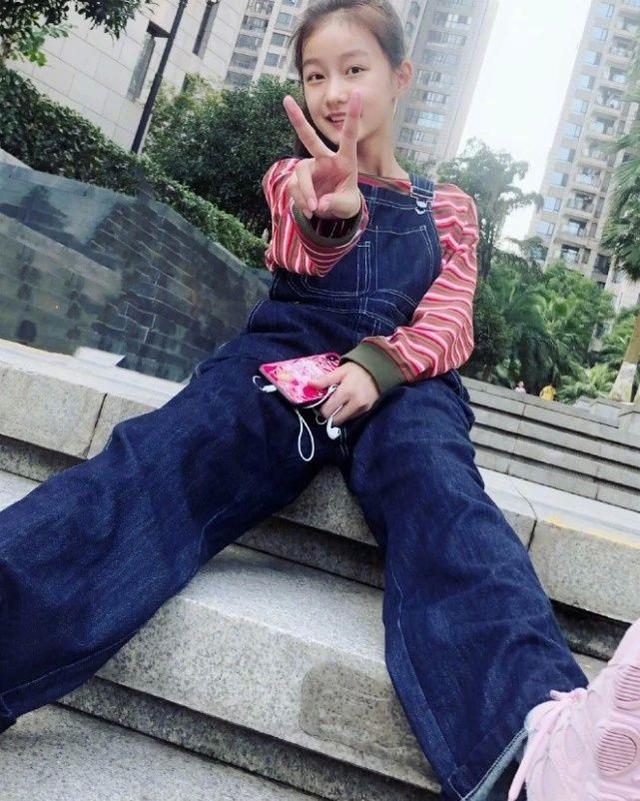 谁想到赵薇"女儿",12岁跨年穿透光裤,130腿长好撩