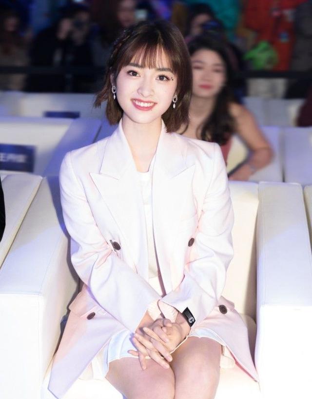 她脚踩"香烟鞋"的腿,细得让女生都崩溃