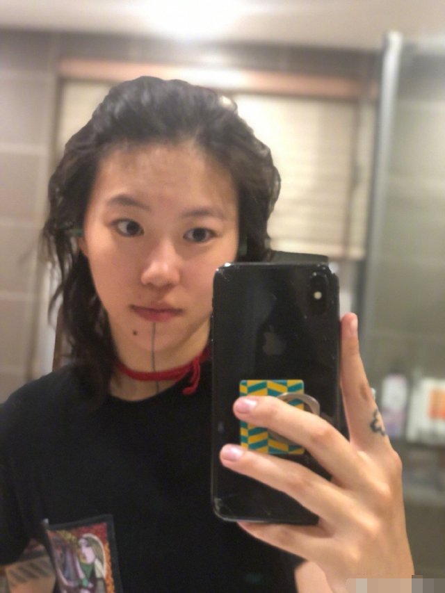 王菲23岁女儿窦靖童近照各种纹身布满全身洒脱气质酷似妈妈