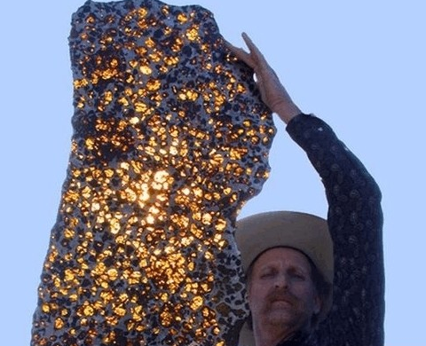 男子农村野外捡到发光怪石头,原来是天外来物,价值百万