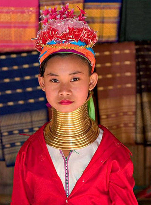 这里的女子以脖子长为美,从五岁就要开始带项圈