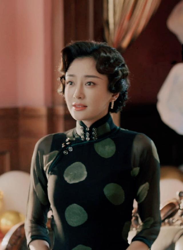 民初奇人传收官秦岚上演了一出华丽旗袍秀这身材我爱了