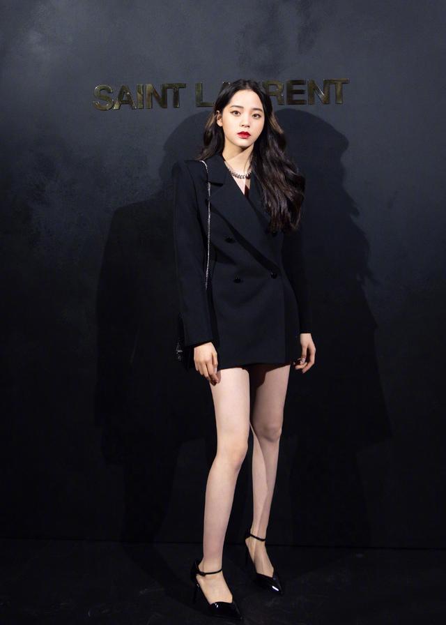 欧阳娜娜走成熟风,阔腿裤"剪出"3厘米宽的缝,配西装干练帅气