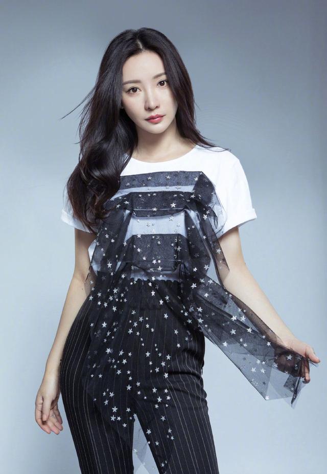 昔日的性感女神柳岩如今变身冷艳御姐范尽显女人的成熟魅力