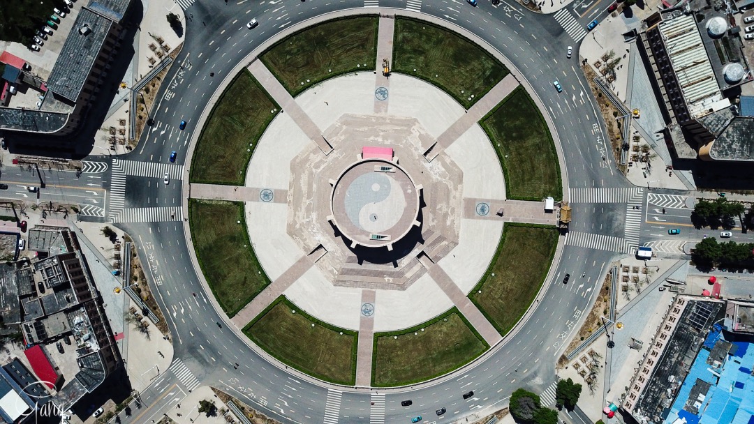如今的八卦城的一环路环绕中心八卦文化广场,路的外侧是商店和公共