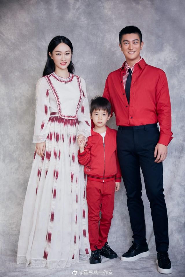 霍思燕杜江嗯哼一家三口台上表演照一家都是高颜值幸福一家人