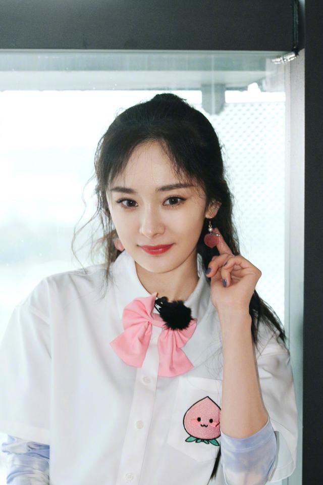 杨幂撒娇起来真受不了!一袭粉嫩学生装比少女还美,扎半马尾超甜