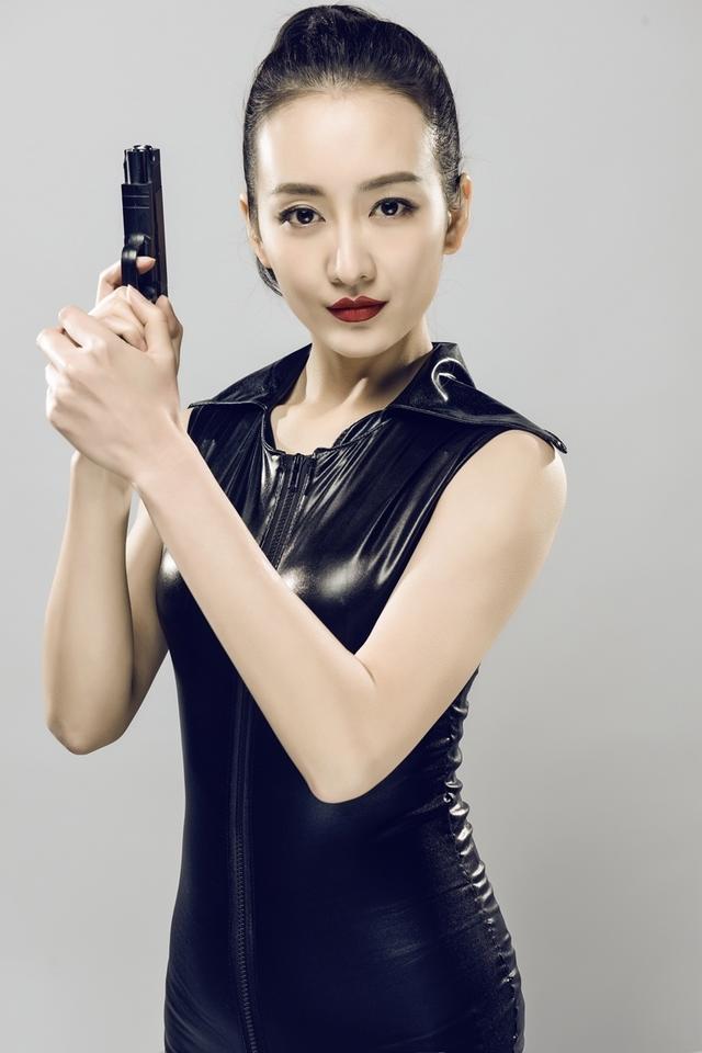 王鸥紧身黑色皮衣特工摄影写真照片