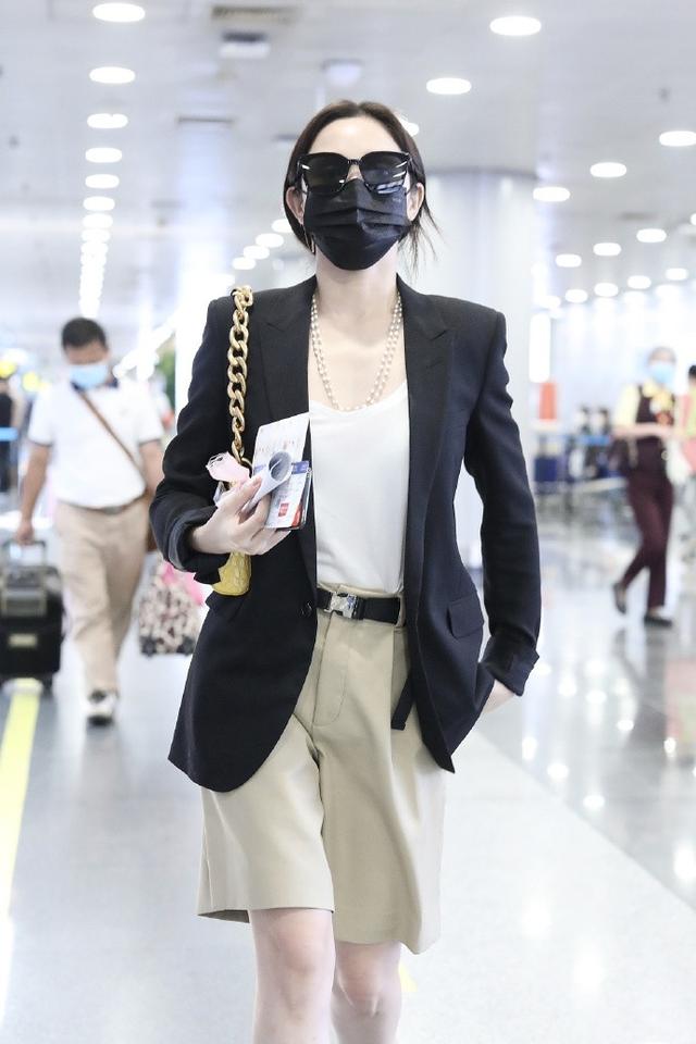 港风打扮的宋妍霏太美了,柠檬发箍配小西装真飒,拥有一张高级脸