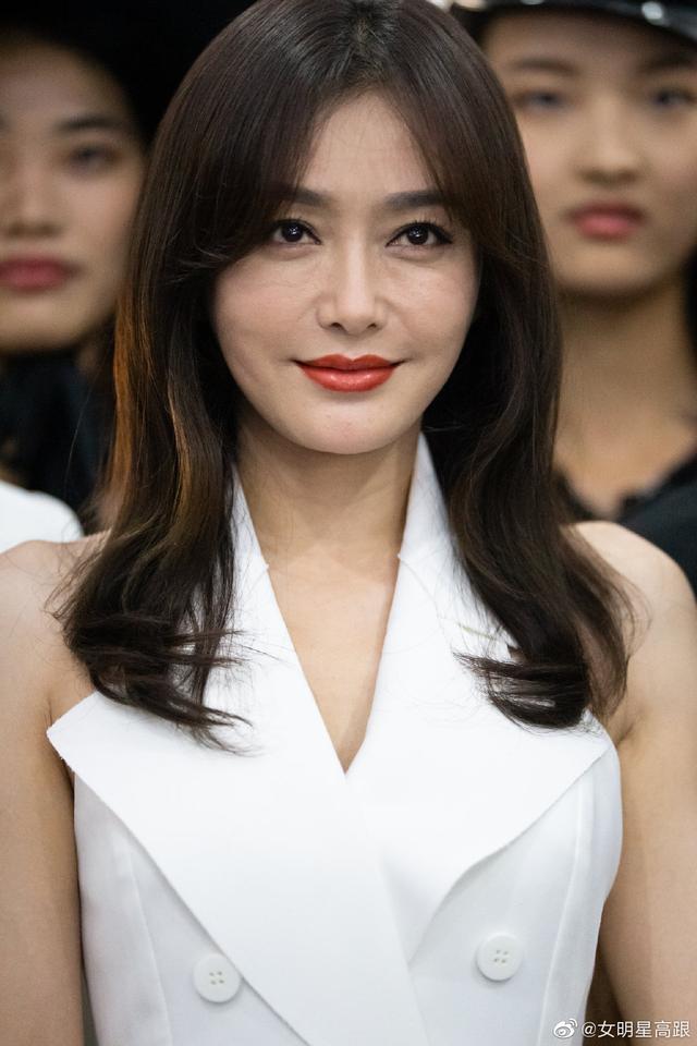 秦岚早前活动照,未p近照展现脸上所有缺点优点,五官精致大气