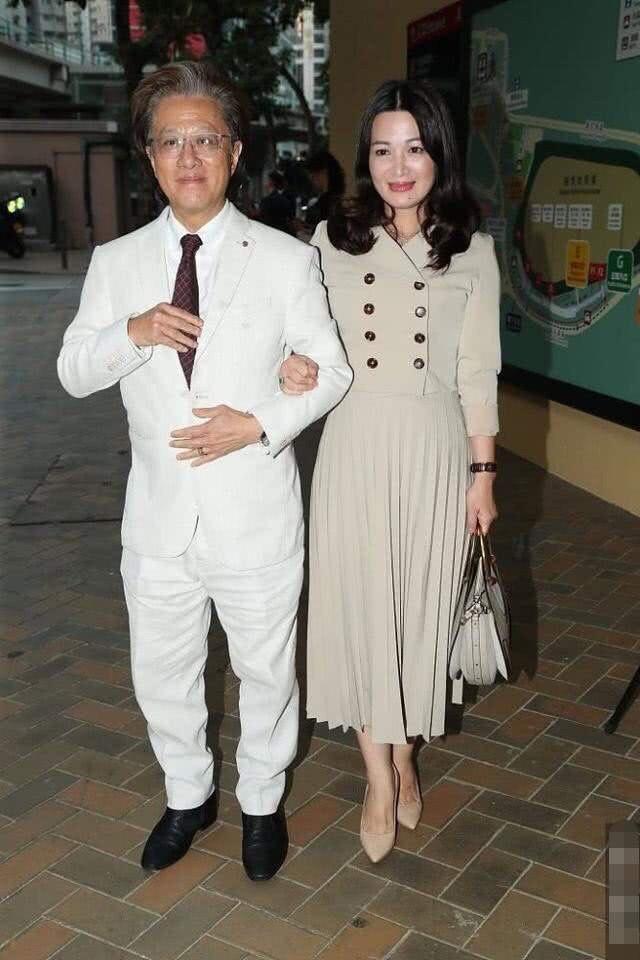 陈少霞与二婚富商老公亮相穿印花旗袍身材饱满阔太气质藏不住