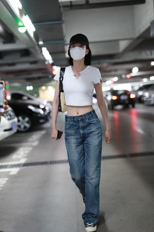 杨超越身材比例真好,短款针织衫配牛仔走机场,三七分身材真养眼