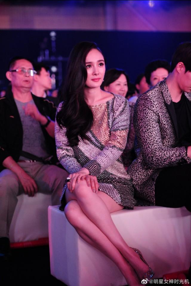 杨幂早前活动生图紧身连衣短裙坐台下光线暗淡美貌不减