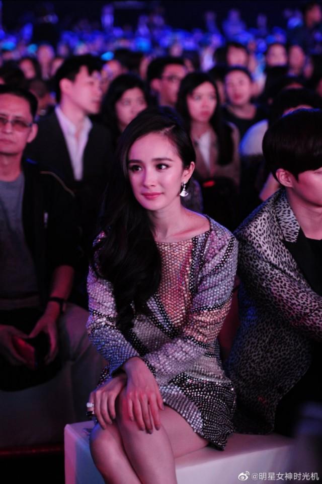 杨幂早前活动生图紧身连衣短裙坐台下光线暗淡美貌不减