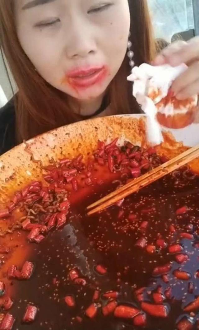 女子在餐馆吃一大碗辣椒,满嘴被辣麻,众人都看傻了眼!