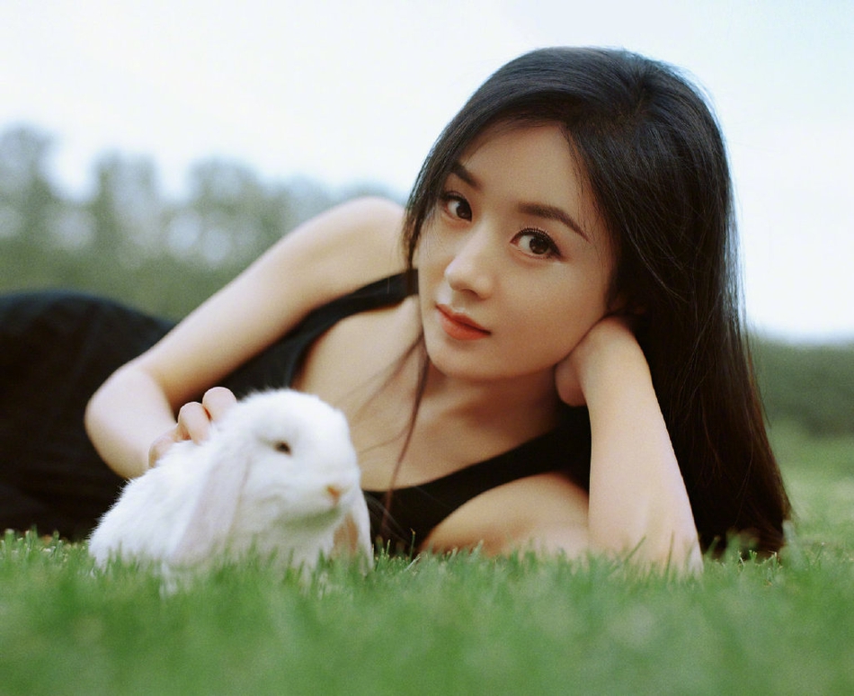 赵丽颖露背长裙显清纯躺草地摸兔子画面养眼