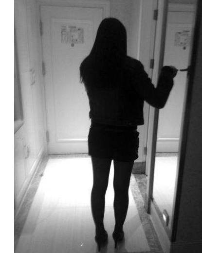 女子半夜听到客厅有异响,开门一看被吓一跳,关键时刻狗狗救了她