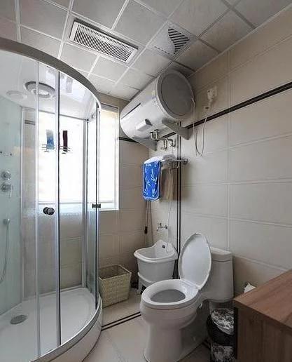小户型卫生间别再装玻璃淋浴房了，头一次见这种设计，太聪明了