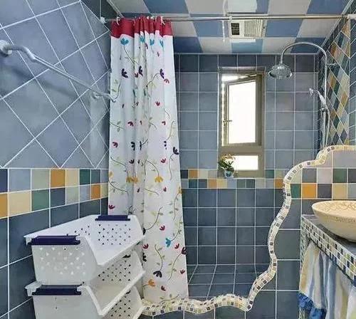 小户型卫生间别再装玻璃淋浴房了，头一次见这种设计，太聪明了