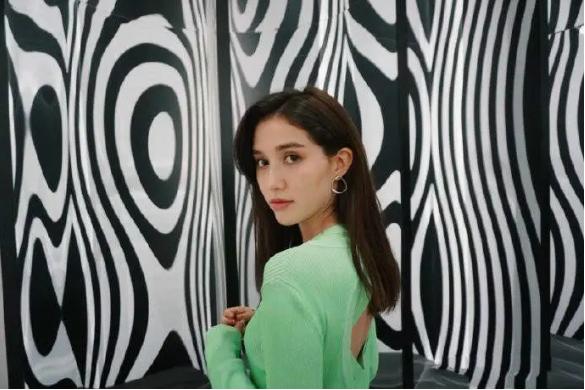 最近,恩美还在微博上为新剧《小娘惹》打 call,她曾发文称丽贝儿